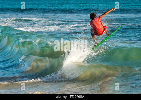 Horizontale Porträt von einem Skim Boarder Surfen von einer Welle in Kap Verde. Stockfoto