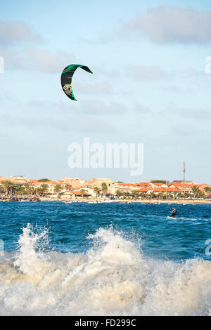 Vertikale Porträt ein Kitesurfer in Kap Verde. Stockfoto