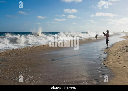 Horizontale Ansicht von Touristen am Praia de Santa Maria in Kap Verde. Stockfoto