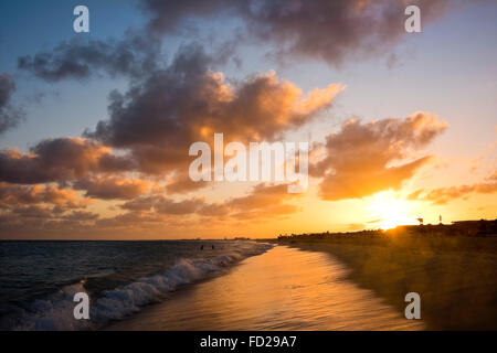 Horizontalen Blick auf den Sonnenuntergang über Praia de Santa Maria in Kap Verde. Stockfoto