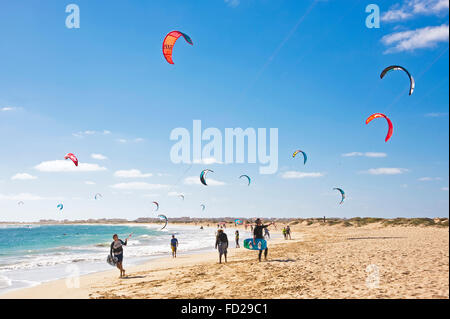 Horizontale Ansicht der Kite-Surfer in Kap Verde. Stockfoto