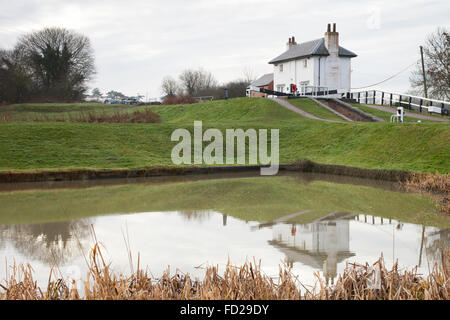 Blick auf die Grade II aufgeführten Schleusenwärter Hütte (heute ein Café) in Foxton Endzentrierung, Leicestershire. Stockfoto