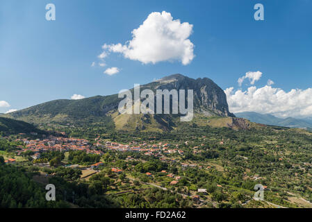 Die Bergkette des Monte Bulgheria und der Gemeinde San Giovanni ein Piro im Cilento in am Nachmittag Licht, Kampanien, Italien Stockfoto