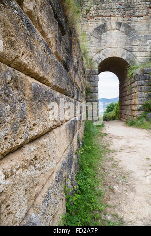 Stein-Stadtmauer und Porta Rosa Portal in den historischen Ruinen von Velia, ehemalige griechische Elea-Schule der Philosophie, Cilento, Italien Stockfoto