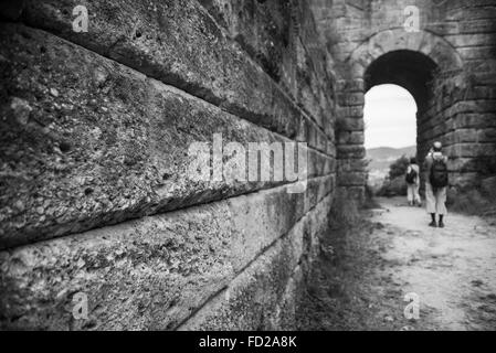 Stein-Stadtmauer und Porta Rosa Portal in den historischen Ruinen von Velia, ehemalige griechische Elea-Schule der Philosophie, Cilento, Italien Stockfoto