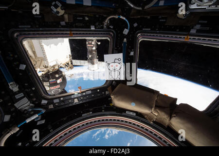 Reddit Logo sitzt in der internationalen Raumstation ISS-Kuppel, wie amerikanischer Astronaut Scott Kelly führte die erste NASA Reddit nachfragen, alles andere aus dem Raum Chat 24. Januar 2016 in der Erdumlaufbahn. Stockfoto