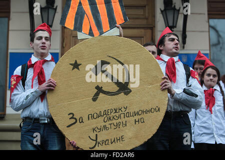 Kiew, Ukraine. 27. Januar 2016. Ukrainischen Aktivisten Kleid in Uniformen der sowjetische Pioniere mit große symbolische Medaille mit der Aufschrift "Kultur für die Unterstützung am Arbeitsplatz in der Ukraine" und sowjetischer Fahnen während einer Kundgebung vor ukrainischen Kulturministerium in Kiew. Aktivisten protestieren gegen die Entstehung von russischen TV-Stars, Musiker und Künstler, die Annexion der Krim durch Russland im ukrainischen Fernsehen unterstützt. © Serhii Nuzhnenko/Pacific Press/Alamy Live-Nachrichten Stockfoto