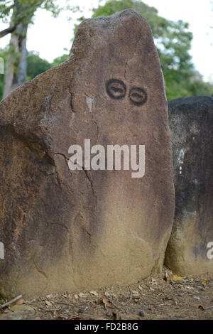 Felsen mit Petroglyphen in Caguana Eingeborene zeremonielle Mitte geschnitzt. Utuado, Puerto Rico. Karibik-Insel. US-Territorium. Stockfoto