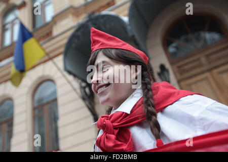 Kiew, Ukraine. 27. Januar 2016. Ukrainischen Aktivisten Kleid in Uniformen der sowjetische Pioniere mit große symbolische Medaille mit der Aufschrift "Kultur für die Unterstützung am Arbeitsplatz in der Ukraine" und sowjetischer Fahnen während einer Kundgebung vor ukrainischen Kulturministerium in Kiew. Aktivisten protestieren gegen die Entstehung von russischen TV-Stars, Musiker und Künstler, die Annexion der Krim durch Russland im ukrainischen Fernsehen unterstützt. © Serhii Nuzhnenko/Pacific Press/Alamy Live-Nachrichten Stockfoto