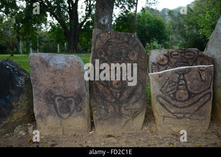 Felsen mit Petroglyphen in Caguana Eingeborene zeremonielle Mitte geschnitzt. Utuado, Puerto Rico. Karibik-Insel. US-Territorium. Stockfoto