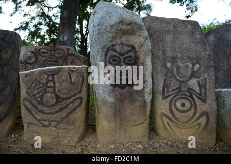 Felsen mit Petroglyphen in Caguana Eingeborene zeremonielle Mitte geschnitzt. Utuado, Puerto Rico. Karibik-Insel. US-Territorium. Stockfoto