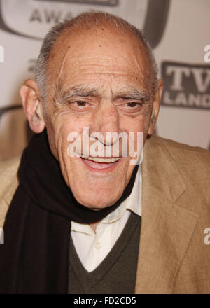 26. Januar 2016 - Datei - Schauspieler ABE VIGODA, der altersschwachen Detective Phil Fish in der Sitcom "Barney Miller" und Mafia Leutnant Sal Tessio in den Originalfilm "Godfather" spielte, starb am Dienstag, er war 94. Vigoda starb am New Jersey Haus seiner Tochter. Im Bild: 10. April 2011 besucht - New York, New York, US - Schauspieler ABE VIGODA die 2011 TV Land Awards im Jacob Javits Center statt. (Bild Kredit: Nancy Kaszerman/ZUMAPRESS.com ©) Stockfoto