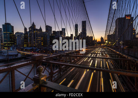 Langzeitbelichtung von New York City von der Brooklyn Bridge Stockfoto