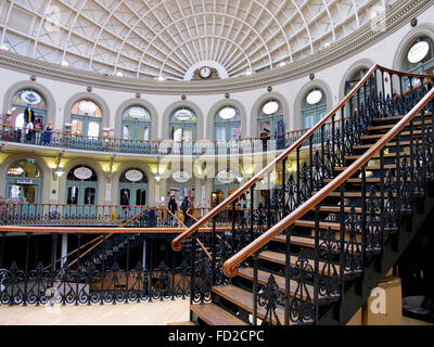 LEEDS, YORKSHIRE, VEREINIGTES KÖNIGREICH. 24. JANUAR 2016.  Das Innere des kommunalen Getreidebörse in Leeds in Yorkshire, England. Stockfoto