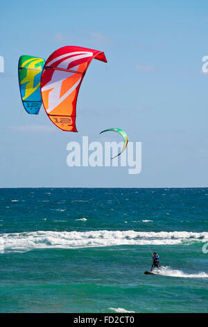 Vertikale Ansicht ein Kite-Surfer in Kap Verde. Stockfoto