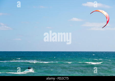 Horizontale Ansicht der Kitesurfer in Kap Verde. Stockfoto