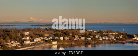 Blick vom Gonzales Lookout über Eiche Bucht in Richtung Mount Backen bei Sonnenuntergang-Victoria, British Columbia, Kanada. Stockfoto