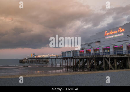 Gewitterwolken über die Pier in Sandown auf der Isle Of Wight sammeln Stockfoto