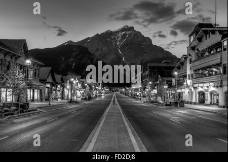 Nachtansicht der Main Street von Banff Townsite in Banff Nationalpark, Alberta Stockfoto