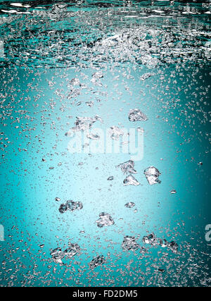 An die Oberfläche aufsteigende Luftblasen Stockfoto