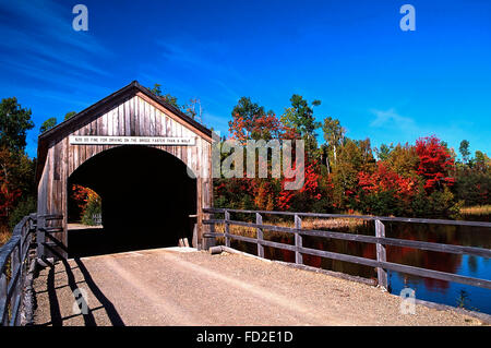 Gedeckte Brücke, Acadian Historical Village Caraquet, New Brunswick Stockfoto