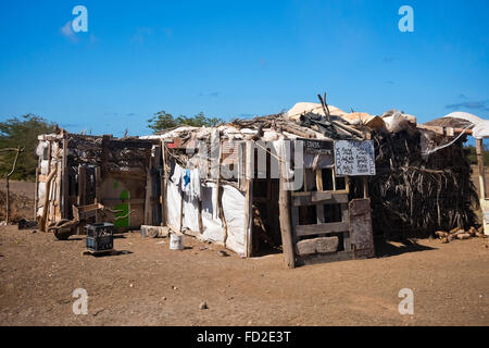 Horizontale Nahaufnahme von einem provisorischen Haus in den Slums von Espargos in Kap Verde. Stockfoto