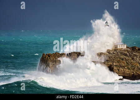 Welle, planschen im Mouro Leuchtturm in Santander, Kantabrien Stockfoto