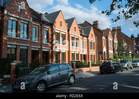 Neue Häuser bei Calais Street, Myatts Field Park, Brixton, Lambeth, London – Reihenhäuser aus rote Backstein Stockfoto