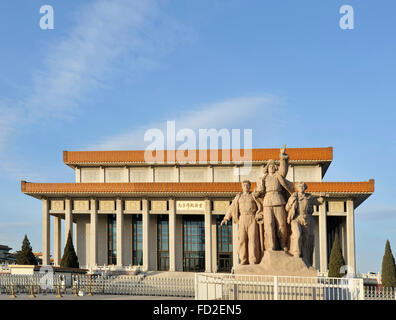 Die südliche Fassade des Mao-Mausoleum in Peking, China. Gebäude mit riesigen Statuen zu Ehren der anonymen Helden dekoriert Stockfoto