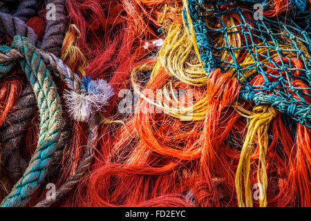 Ein abstraktes Bild von blau und orange Fischernetze und Seile. Stockfoto