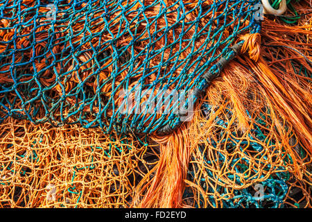 Ein abstraktes Bild blau und Orange Fischernetze. Stockfoto