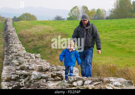 Der Hadrianswall. Vater und Kind zu Fuß auf den Roman Wall. Birdoswald, Hadrianswall, Northumberland, England, Vereinigtes Königreich. Stockfoto