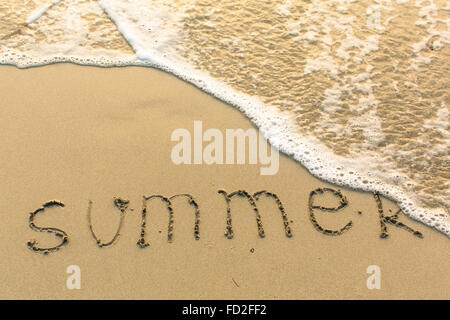 Sommer am Strand Sand mit einer weichen sanften Welle geschrieben. Stockfoto