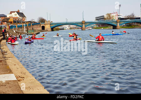 Kajakfahren auf dem Fluss Trent Menschen in der Nähe von Trent Bridge, Nottingham, England, UK. Stockfoto