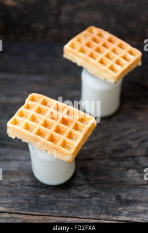 Belgische Waffeln mit Milch zum Frühstück Stockfoto