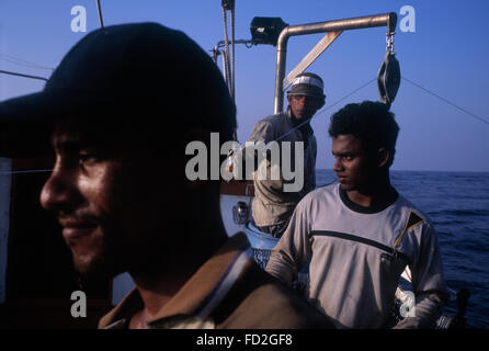 Yellow Fin Tuna Fischer im Indischen Ozean vor der Küste Beruwala, Sri Lanka.  Zurück zur Arbeit nur wenige Wochen nach dem Tsunami. Stockfoto