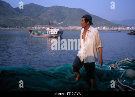 Thi Xa Bac Lieu Vietnam. Fischer kommt am Fischmarkt Stockfoto