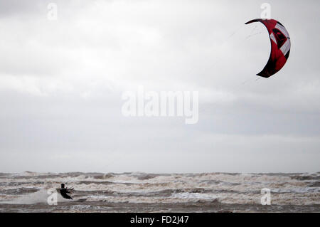 Großbritannien Wetter Ainsdale. Merseyside. 27. Januar 2016. Ein kalter grauer windigen Tag.  Eine Kitesurfer nutzt einige guten Wellen. Bildnachweis: ALAN EDWARDS/Alamy Live-Nachrichten Stockfoto