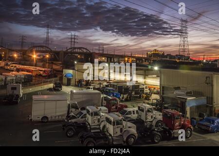 Los Angeles, Kalifornien, USA. 30. November 2013. Die LKW der Mission Brewing Company und Ace-Getränke sitzen entlang des Flusses LA im Leerlauf. © Fred Hoerr/ZUMA Draht/Alamy Live-Nachrichten Stockfoto