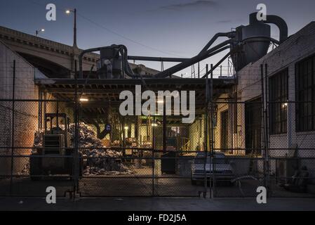 Los Angeles, Kalifornien, USA. 5. Mai 2014. Eine geschlossene Papier Schreddern Anlage entlang der 6th Street Bridge, östlich des Flusses LA bleibt in der Dämmerung beleuchtet. © Fred Hoerr/ZUMA Draht/Alamy Live-Nachrichten Stockfoto