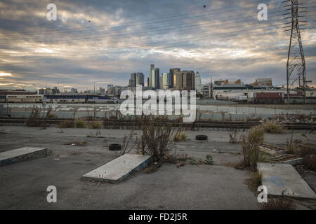 Los Angeles, Kalifornien, USA. 28. November 2013. Ein Amtrak Zug bewegt sich durch den Blick auf die Skyline der Stadt LA aus östlich des Flusses LA. © Fred Hoerr/ZUMA Draht/Alamy Live-Nachrichten Stockfoto