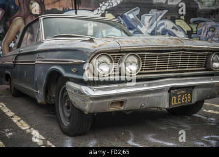 Los Angeles, Kalifornien, USA. 9. Januar 2015. Eine 65 Ford Fairlane sitzt vor einer Wand Wandbild abgedeckt in der Arts District, Downtown LA. © Fred Hoerr/ZUMA Draht/Alamy Live-Nachrichten Stockfoto