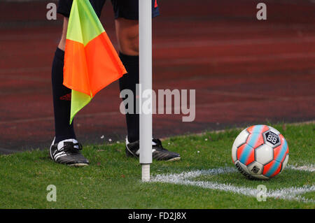 Sport, Fußball, Symbolik, Ball liegt an der Eckfahne bei Eckstoss, Linienrichter mit Fahne, Schiedsrichterassistenten Stockfoto