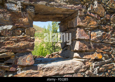 Blick durch das Fenster eines Hauses in Schutt und Asche. Patones de Arriba, Provinz Madrid, Spanien. Stockfoto