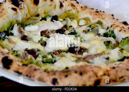 Pizza Rettungsboots Di Giuseppe Pignalosa: Gedämpfter Kabeljau, Mozzarella, Endiviensalat, Gaeta-Oliven, Kapern, Sardellen und Zitronenschale (Foto von Maria Consiglia Izzo / Pacific Press) Stockfoto