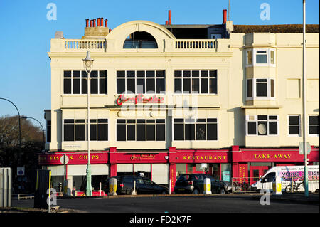 Die Harry Ramsden Fische & Chips Restaurant am Ende der Steine und das Meer in Brighton Stockfoto