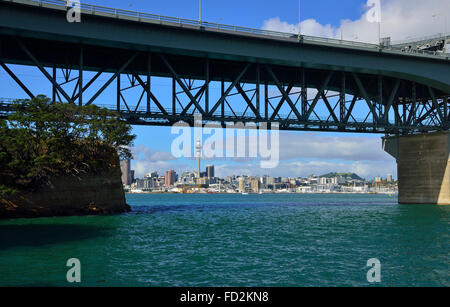 Auckland Harbour Bridge. New Zealand 2. längste Straßenbrücke, stretching knapp über 1km mit Bungee-Jumping Anlage. Stockfoto