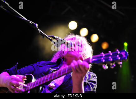 Der US-Singer/Songwriter Lucinda Williams auf ihrem 63. Geburtstag im Kesselhaus der Kulturbrauerei in Berlin, Deutschland, 26. Januar 2016 durchführen. Foto: ROLAND POPP/DPA - kein Draht-Dienst- Stockfoto