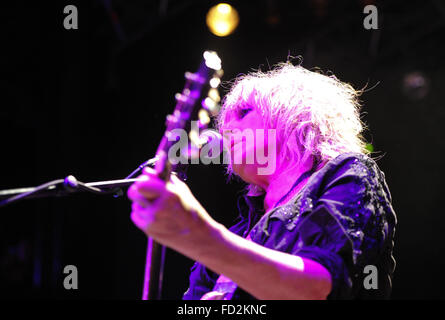 Der US-Singer/Songwriter Lucinda Williams auf ihrem 63. Geburtstag im Kesselhaus der Kulturbrauerei in Berlin, Deutschland, 26. Januar 2016 durchführen. Foto: ROLAND POPP/DPA - kein Draht-Dienst- Stockfoto