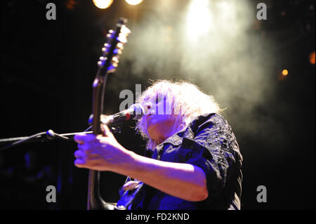 Der US-Singer/Songwriter Lucinda Williams auf ihrem 63. Geburtstag im Kesselhaus der Kulturbrauerei in Berlin, Deutschland, 26. Januar 2016 durchführen. Foto: ROLAND POPP/DPA - kein Draht-Dienst- Stockfoto